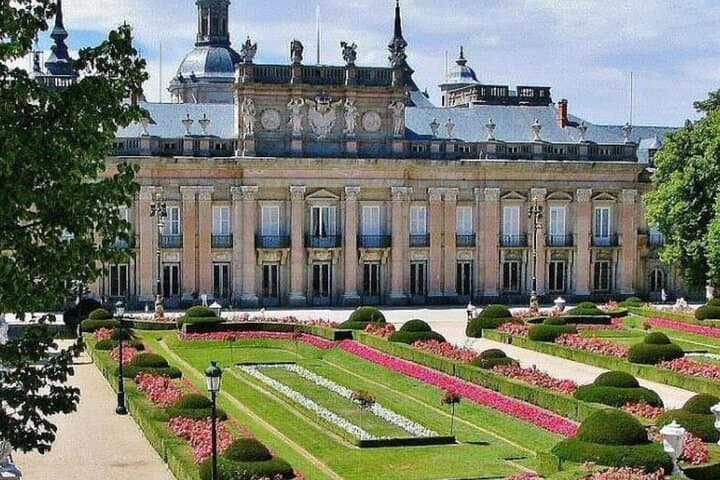 Private Guided Tour with Admission to La Granja and Fabrica de Vidrio - Ideal for Culture Enthusiasts